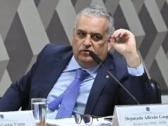 Flávio Bolsonaro anuncia Alfredo Gaspar como candidato a vice-presidente