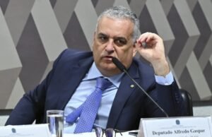 Flávio Bolsonaro anuncia Alfredo Gaspar como candidato a vice-presidente