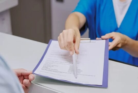 Justiça condena Hapvida a indenizar em R$ 283 mil recepcionista demitida durante tratamento de câncer