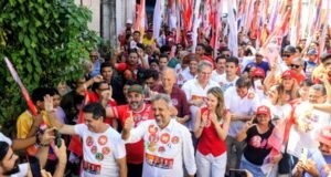 Elmano inicia segundo dia de campanha com caminhada no bairro Vila União, em Fortaleza
