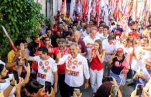 Elmano inicia segundo dia de campanha com caminhada no bairro Vila União, em Fortaleza