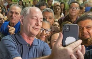 Ciro concede entrevista e participa de inauguração de comitê nesta terça, 18