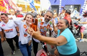 Elmano durante caminhada em Fortaleza: “Ceará tem, hoje, a menor taxa de desemprego da história”