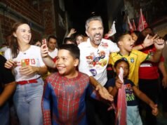 Em caminhada na Comunidade das Quadras, Elmano destaca resultados obtidos no Ceará nos últimos anos