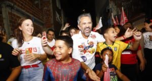 Em caminhada na Comunidade das Quadras, Elmano destaca resultados obtidos no Ceará nos últimos anos