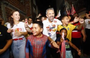 Em caminhada na Comunidade das Quadras, Elmano destaca resultados obtidos no Ceará nos últimos anos