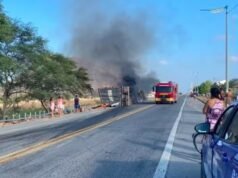 Caminhão tomba, pega fogo, motorista morre e carga é saqueada na BR-222, no Ceará