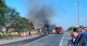 Caminhão tomba, pega fogo, motorista morre e carga é saqueada na BR-222, no Ceará