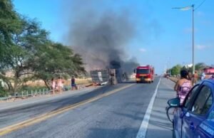 Caminhão tomba, pega fogo, motorista morre e carga é saqueada na BR-222, no Ceará
