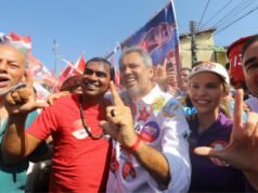 Em caminhada no Vila Velha, em Fortaleza, Elmano garante mais presença policial nas ruas