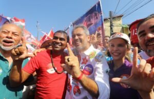 Em caminhada no Vila Velha, em Fortaleza, Elmano garante mais presença policial nas ruas