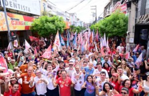Em caminhada pelo comércio do Crato, Elmano destaca obras estruturantes e investimentos na saúde da região