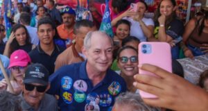 Ciro cumpre agenda no Cariri e participa de caminhada em Missão Velha