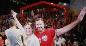 Tainah Marinho inaugura comitê em Camocim e participa de adesivaço em Cariré