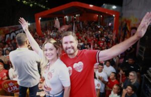 Tainah Marinho inaugura comitê em Camocim e participa de adesivaço em Cariré