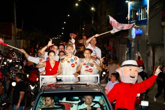 Elmano realiza primeira carreata em Fortaleza ao lado de Gabriella Aguiar e Chagas Vieira