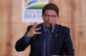 Mario Frias e produtora de filme sobre Jair Bolsonaro são alvos de operação da PF