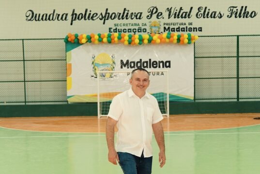Prefeito Crispiano Uchôa reinaugura quadra da Escola Álvaro Carneiro, em Madalena