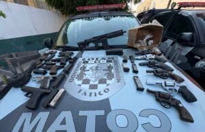 Polícia Militar apreende 12 armas, incluindo fuzil, durante ação em Fortaleza