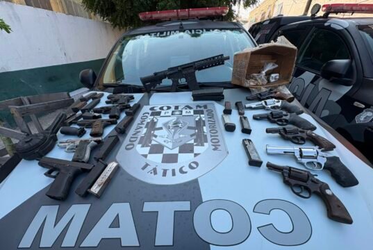 Polícia Militar apreende 12 armas, incluindo fuzil, durante ação em Fortaleza