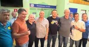 Ciro Gomes recebe apoio de lideranças políticas durante carreata em Acaraú