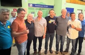 Ciro Gomes recebe apoio de lideranças políticas durante carreata em Acaraú