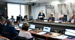 CCJ do Senado aprova PEC que acaba com jornada 6×1