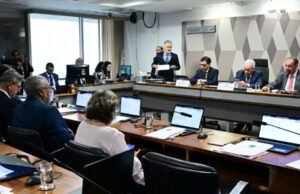 CCJ do Senado aprova PEC que acaba com jornada 6×1