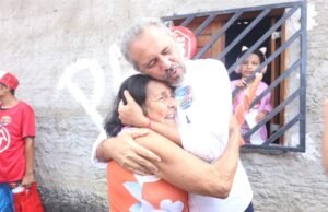 Em caminhada no Jangurussu, Elmano destaca ações para inclusão social: “Gerar empregos é a forma mais libertadora”