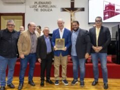 Ciro recebe título de Cidadão Aracatiense e participa de carreata em Icapuí