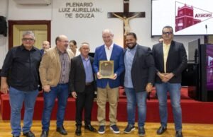 Ciro recebe título de Cidadão Aracatiense e participa de carreata em Icapuí