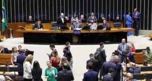 Câmara aprova texto-base de MP que extingue taxa de 20% sobre compras de até US$ 50