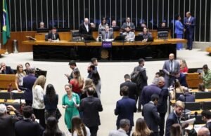 Câmara aprova texto-base de MP que extingue taxa de 20% sobre compras de até US$ 50