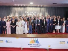 Presidente da Frente Parlamentar Católica entrega aos ministros do TSE cartilha sobre discernimento do voto durante evento Eleições e Paz