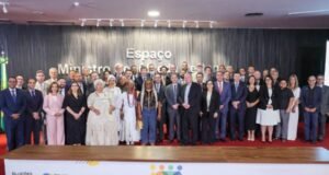 Presidente da Frente Parlamentar Católica entrega aos ministros do TSE cartilha sobre discernimento do voto durante evento Eleições e Paz