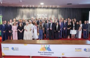 Presidente da Frente Parlamentar Católica entrega aos ministros do TSE cartilha sobre discernimento do voto durante evento Eleições e Paz