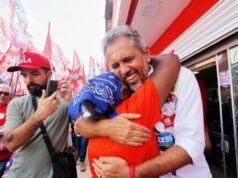 Em caminhada na Paupina, Elmano destaca proposta de expandir atendimento a pessoas com deficiência e avanços na mobilidade urbana