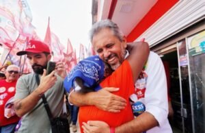 Em caminhada na Paupina, Elmano destaca proposta de expandir atendimento a pessoas com deficiência e avanços na mobilidade urbana