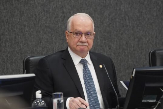 Fachin suspende decisões de Mendonça e Dino sobre comando da Polícia Federal