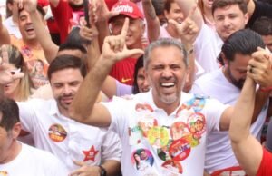 Em caminhada no Álvaro Wheyne, Elmano destaca avanços na cultura do Ceará