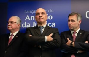 Fachin nega pedido de Moraes para STF analisar conjuntamente casos envolvendo ele e Mendonça