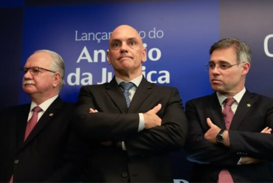 Fachin nega pedido de Moraes para STF analisar conjuntamente casos envolvendo ele e Mendonça