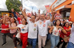 População de Maranguape lota ruas da cidade em mais uma caminhada com Elmano
