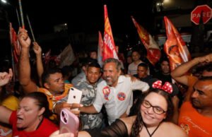 Elmano realiza caminhada em Marco ao lado de Cid, Luizianne e candidatos a deputado