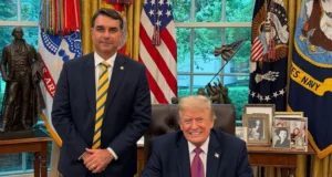 Flávio Bolsonaro contou com apoio do governo Trump para fuga, que sinalizou asilo a senador, dizem aliados