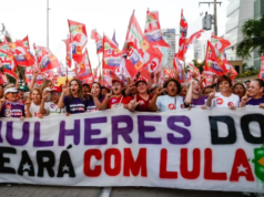 Mulheres participam de caminhada em apoio à reeleição de Lula em Fortaleza