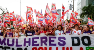 Mulheres participam de caminhada em apoio à reeleição de Lula em Fortaleza