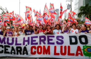 Mulheres participam de caminhada em apoio à reeleição de Lula em Fortaleza