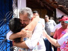 Em caminhada na Barra do Ceará, Elmano defende investimentos em qualificação profissional