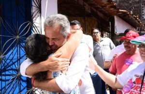 Em caminhada na Barra do Ceará, Elmano defende investimentos em qualificação profissional